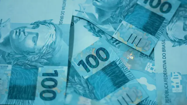 Notas de dinheiro, simbolizando verbas rescisórias